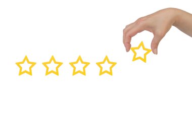 Kadının eli yıldızları beş yıldıza tamamladı. Müşteri memnuniyeti kavramı. Boşluğu ve beyaz arkaplanı kopyala. Beş yıldız veriyor. Hizmet derecesi, tatmin kavramı