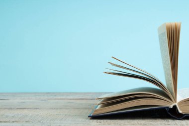 ahşap bir masa üzerinde açık kitap. Okula geri dön. Eğitim iş kavramı