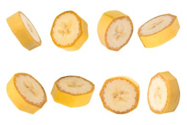 Uçan muz dilimleri, beyaz arka planda izole edilmiş.