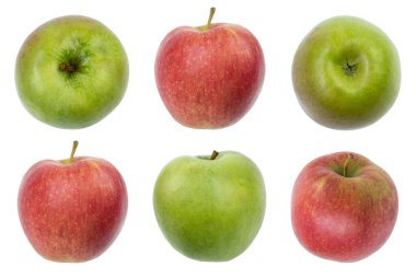 Beyaz arka planda izole edilmiş taze elmalar ve dilimler. Yukarıdan bakıldığında