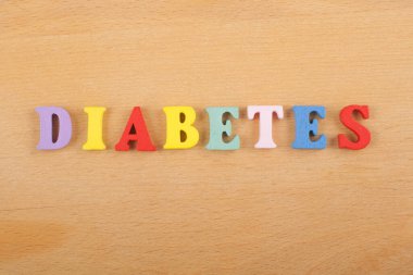 Diabetetes kelime ahşap arka plan üzerinde renkli abc alfabe blok ahşap harfler, reklam metni için kopya alanı üzerinden oluşur. Öğrenme İngilizce kavramı