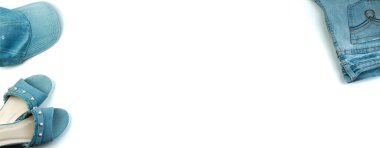 Seyahat, tatil konsepti. Şapka, kot pantolon, beyaz arka planda kot pantolon. Üst Manzara. Pankart