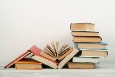 Açık kitap, ahşap masa üzerinde renkli ciltli kitap. Okula dönüş. Metin için yer kopyalayın. Eğitim iş kavramı