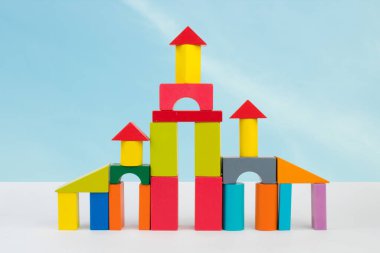 Mavi gökyüzüne karşı çocuk inşaatçılarının bloklarından saray