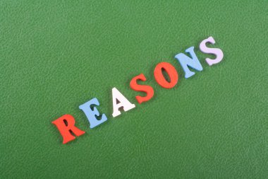 Nedenleri kelime yeşil arka plan üzerinde renkli abc alfabe blok ahşap harfler, reklam metni için kopya alanı üzerinden oluşur. Öğrenme İngilizce kavramı