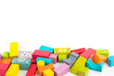 Masadaki renkli ahşap tuğlaların üst görüntüsü. Erken öğrenme. Beyaz arka planda eğitici oyuncaklar. Çocuğun gelişimi için..