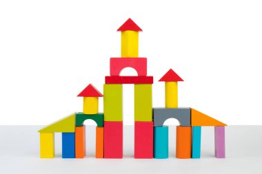 Beyaz arka planda çocuk inşaatçılarının binaları. Çocuğun gelişimi için..