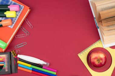 Okula dönelim. Burgundy masasında kırtasiye malzemesi. Fotokopi alanı olan ofis masası. Düz yatıyordu