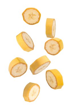 Uçan meyveler. Dilimlenmiş muz meyvesi kesme yolu paket tasarımı ögesi olarak beyaz arkaplanda izole ediliyor