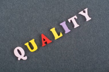 Kara tahta arkaplanındaki kelime renkli alfabe bloklu tahta harflerden oluşmuş, reklam metinleri için kopyalama alanı. İngilizce öğrenme kavramı