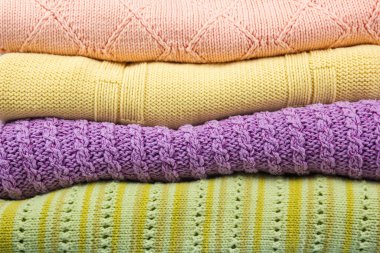 Örme yün kazaklar. Örme yaz kazık, mavi sonbahar giysileri, ahşap arka plan, kazak, triko, metin için alan.