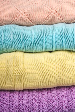 Örme yün kazaklar. Örme yaz kazık, mavi sonbahar giysileri, ahşap arka plan, kazak, triko, metin için alan.