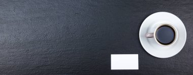 Şirket kırtasiyesi maketi. Boş beyaz desenli marka kimlik elementleri. Pankart