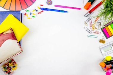 Beyaz ofis masa masası, bilgisayar, kalem ve bir fincan kahve, bir sürü şey. Kopya alanı ile üst görünüm