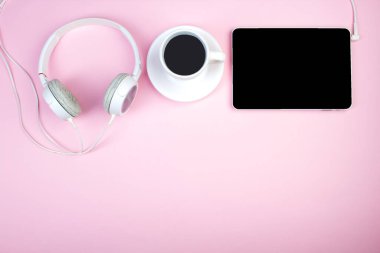 Bilgisayarlı pembe ofis masası, kalem ve bir fincan kahve, bir sürü şey. Kopyalama alanı olan üst görünüm