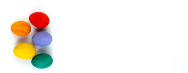 Mutlu Paskalyalar. İzole edilmiş beyaz arka planda renkli, parlak paskalya yumurtaları. Metin için boşluk kopyala, Banner