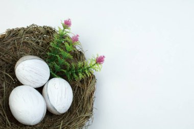 Mutlu Paskalyalar. Beyaz masanın üzerinde boyanmış yumurtalar olan üst manzara yuvası. Metin için alanı kopyala
