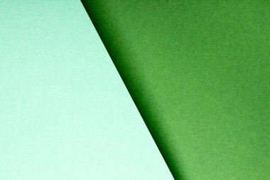 Yumuşak pembe ve yeşil kağıt arkaplanlı. Uzayı metin için kopyala. Üst görünüm