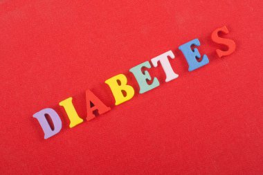 Diabetetes kelime kırmızı arka plan üzerinde renkli abc alfabe blok ahşap harfler, reklam metni için kopya alanı üzerinden oluşur. Öğrenme İngilizce kavramı