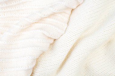 Süveter ya da atkı renginde büyük bir örgü. Örgü arka plan. Yünlü el yapımı araba.