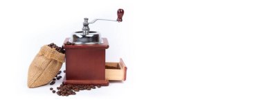 Kahve çekirdeği yığını, kahve öğütücü, beyaz arka planda öğütülmüş kahve. Üst Manzara. Pankart