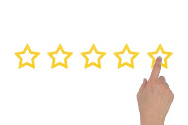 Kadın eli, beyaz arka planda beş üzerinden beş yıldız bırakır. Değerlendirme kavramı. En yüksek reyting. Beşinci bir yıldız al.