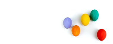 Mutlu Paskalyalar. İzole edilmiş beyaz arka planda renkli, parlak paskalya yumurtaları. Metin için boşluk kopyala, Banner