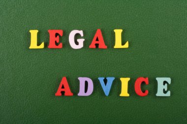 Renkli alfabe bloğu tahta harflerden oluşan yeşil arkaplan kelimesi reklam metinleri için kopyalama alanı. İngilizce öğrenme kavramı