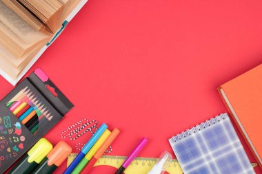 Okula dönelim. Kırmızı masadaki kırtasiye malzemesi. Fotokopi alanı olan ofis masası. Düz yatıyordu