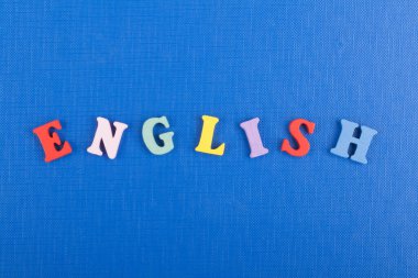 İngilizce sözcük mavi arka plan üzerinde renkli abc alfabe blok ahşap harfler, reklam metni için kopya alanı üzerinden oluşur. Öğrenme İngilizce kavramı