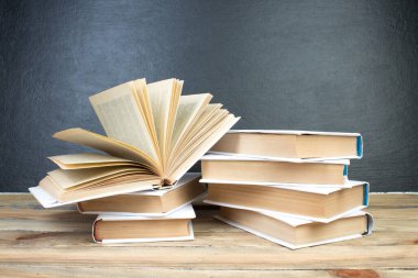 Açık bir kitap, okul yönetim kurulundaki kitaplar. Okula dönelim. Eğitim. Metin için alanı kopyala