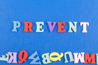 Mavi arkaplan ile ilgili kelime renkli alfabe bloğu tahta harflerden oluşmuş, reklam metinleri için kopyalama alanı. İngilizce öğrenme kavramı