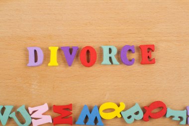 Ahşap arkaplan ile ilgili kelime renkli alfabe bloğu tahta harflerden oluşmuş, reklam metinleri için kopyalama alanı. İngilizce öğrenme kavramı