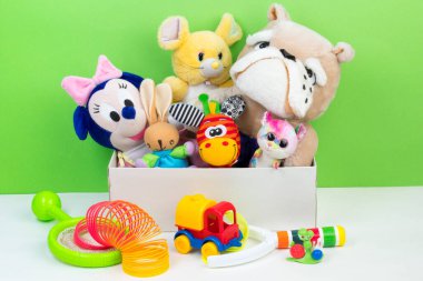 Limon rengi arkaplan üzerinde renkli oyuncakların koleksiyonu