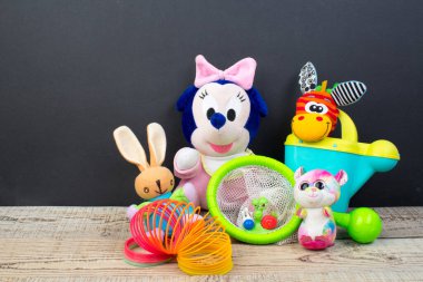 Tahtanın arka planında renkli oyuncaklar koleksiyonu