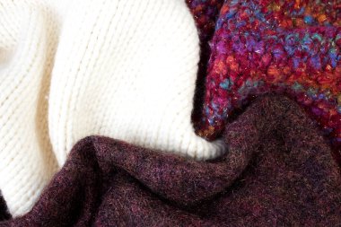 Yünlü yün kazaklar. Bir demet örülmüş kış, sonbahar giysileri, kazaklar, örgü giysileri, metin için yer.