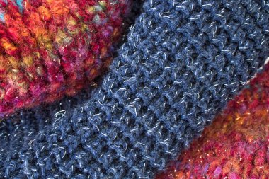 Yünlü yün kazaklar. Bir demet örülmüş kış, sonbahar giysileri, kazaklar, örgü giysileri, metin için yer.