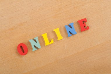 Ahşap arkaplan ile ilgili kelime renkli alfabe bloğu tahta harflerden oluşmuş, reklam metinleri için kopyalama alanı. İngilizce öğrenme kavramı
