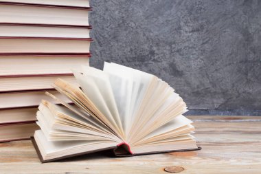 Açık kitap, gri beton arka plan kitapları. Okula dönelim. Eğitim. Metin için alanı kopyala