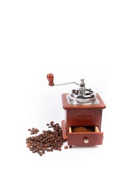 Kahve çekirdeği yığını, kahve öğütücü, beyaz arka planda öğütülmüş kahve. Üst Manzara. Pankart