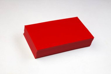 beyaz arka planda kırmızı boş kartvizit yığını