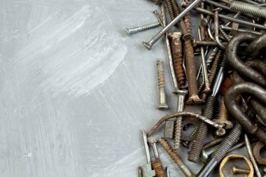 fındık, çamaşır makinesi, civata, arka planda çeşitli boyutlarda vidalar ve şekiller var. Tamirci için bir set.