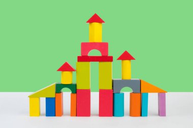 Yeşil arka plandaki çocuk inşaatçılarının sarayından.