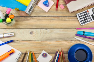 Ofis masası, bilgisayar, kalem ve bir fincan kahve, bir sürü şey. Kopyalama alanı olan üst görünüm