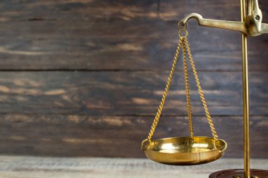 Hukuk kavramı - mavi zemin üzerine mahkeme veya Hukuk İcra ofiste tabloda bir ahşap hakimler tokmak ile açık kanun kitabı. Metin için yer kopyalayın