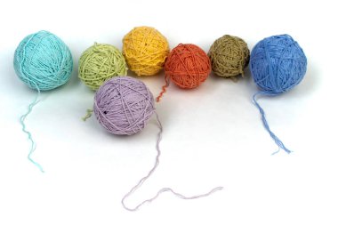 Beyaz bir arka plan üzerinde renkli iplik. Skeins yün iplik örme için. Farklı renklerle kopya alanı için reklam için ahşap arka plan olarak el yapımı örgü yün topları