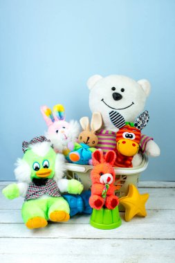 Açık mavi arka planda renkli oyuncak koleksiyonu. Çocuk oyuncakları