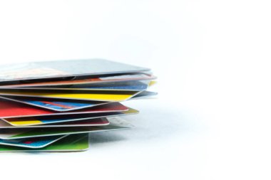 Beyaz arka plan üzerinde banka kartı yığını