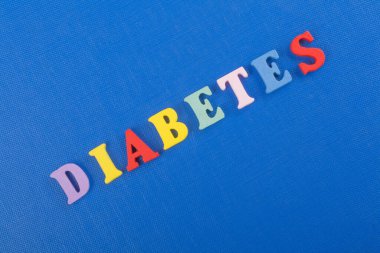 Diabetetes kelime mavi arka plan üzerinde renkli abc alfabe blok ahşap harfler, reklam metni için kopya alanı üzerinden oluşur. Öğrenme İngilizce kavramı