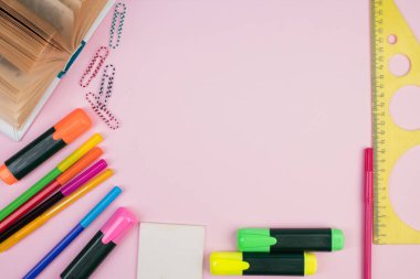 Okula dönelim. Pembe masadaki kırtasiye malzemesi. Fotokopi alanı olan ofis masası. Düz yatıyordu